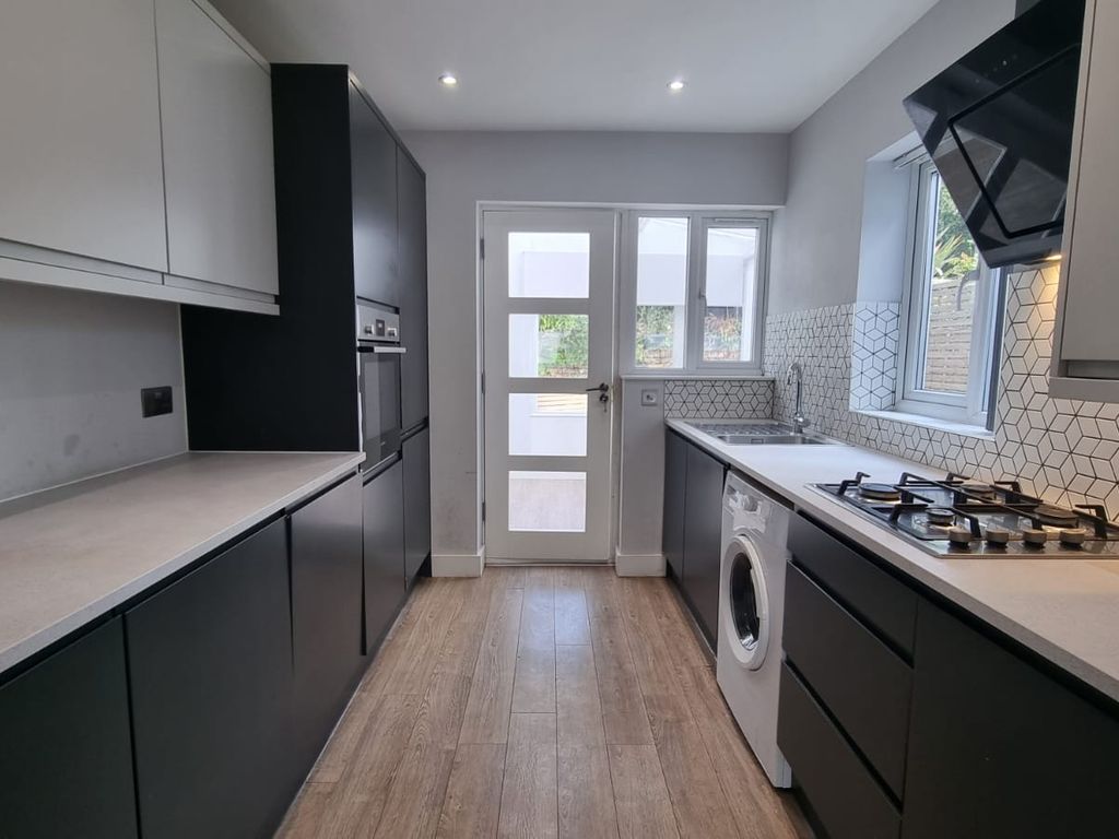 3 bed town house to rent in Portsmouth Road, Cobham KT11 Zoopla