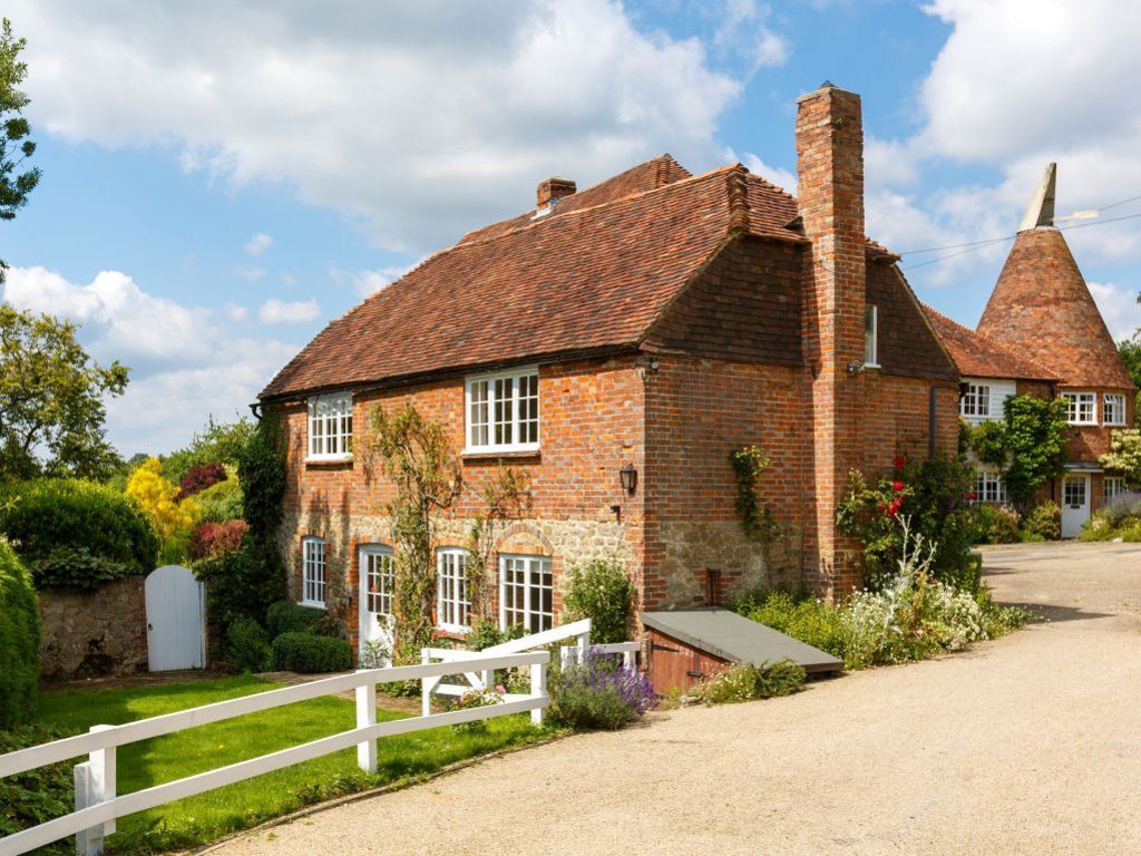 2 bed detached house to rent in Hampton Park Road, Hadlow, Tonbridge