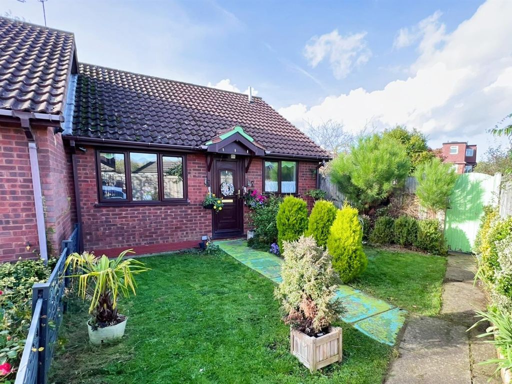 2 bed bungalow for sale in Lea Close, Ash, Aldershot GU12 Zoopla