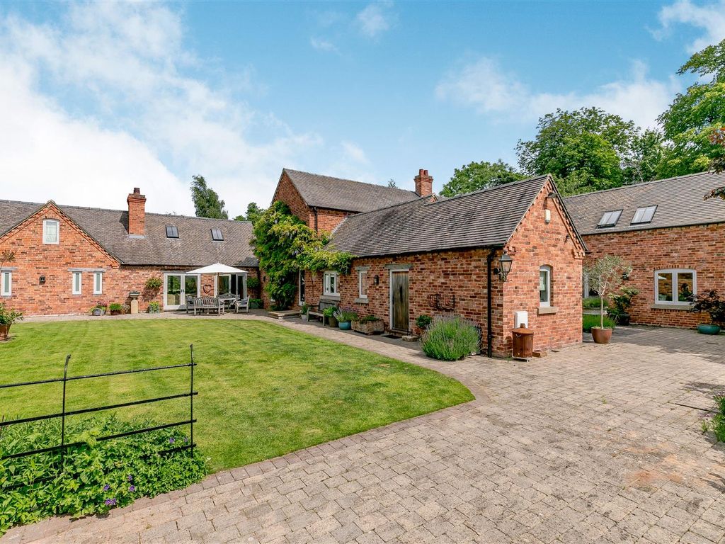 4 bed property for sale in Acresford Road, Overseal, South Derbyshire