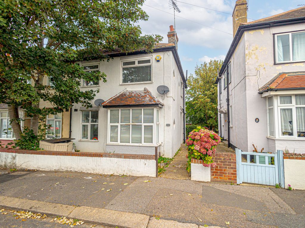 2 bed flat for sale in Maldon Road, SouthendOnSea SS2, £190,000 Zoopla