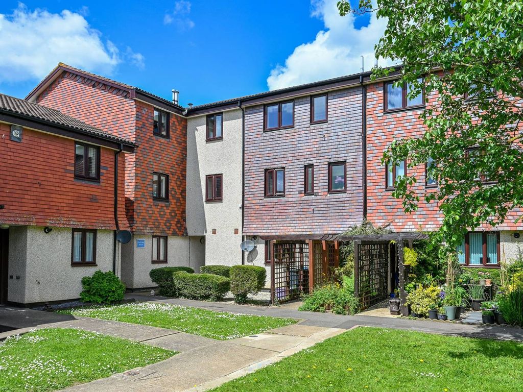 2 bed flat for sale in Coniston Close, Raynes Park, London SW20, £