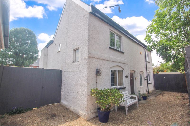 2 bed semidetached house to rent in Compton Avenue, Leagrave, Luton