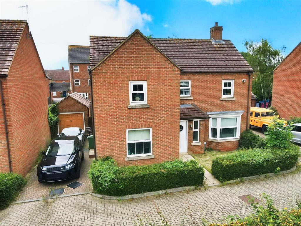 4 bed detached house for sale in Whalley Drive, Bletchley, Milton