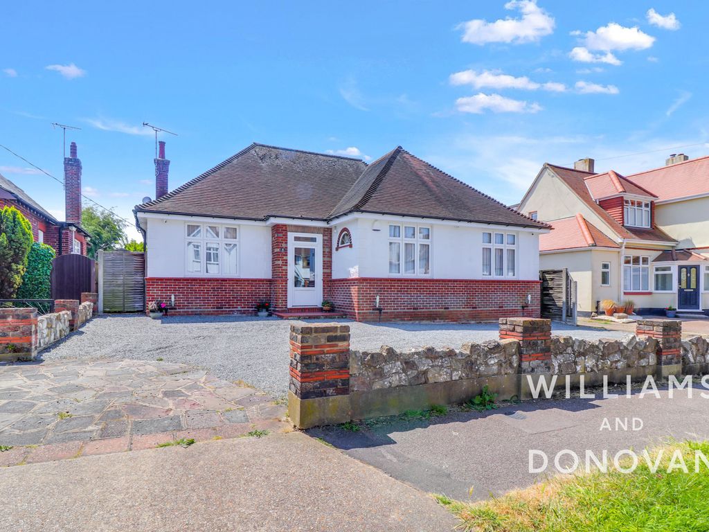 3 bed detached bungalow for sale in Beresford Gardens, Hadleigh