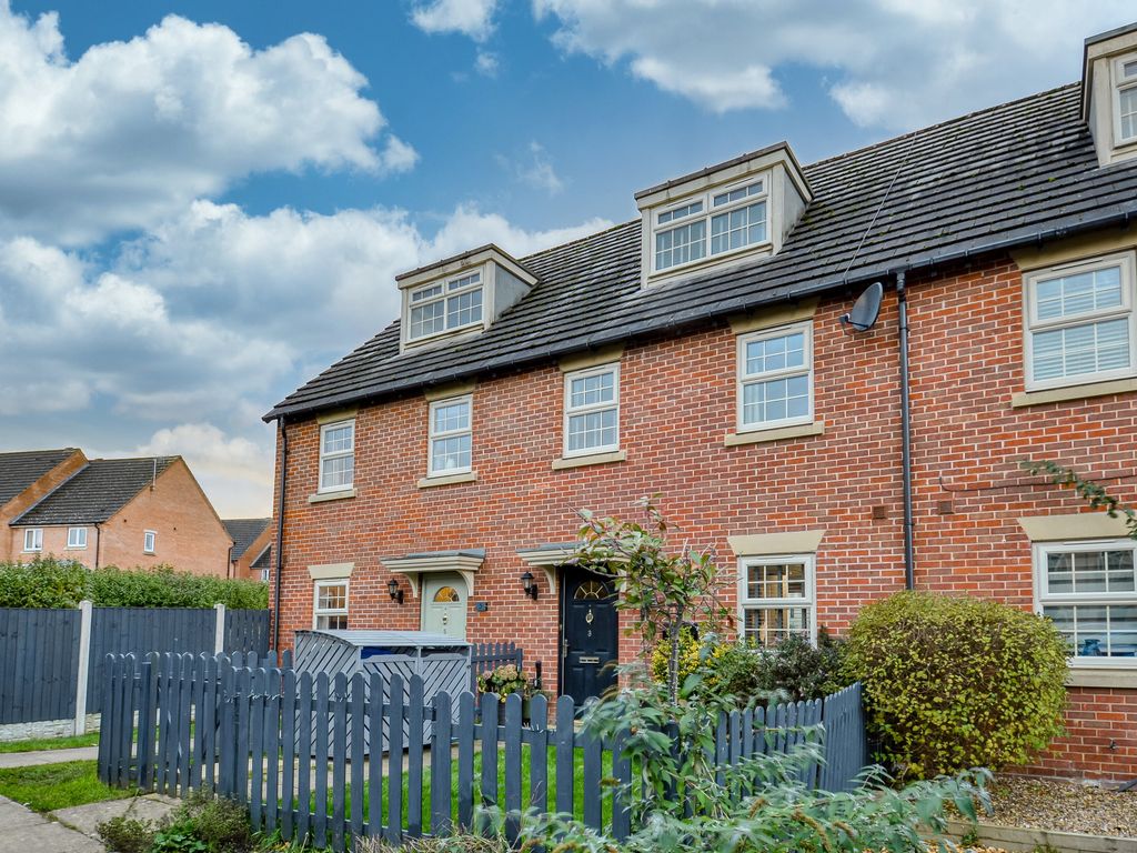 3 bed town house for sale in Hartfield Court, Hasland, Chesterfield S41