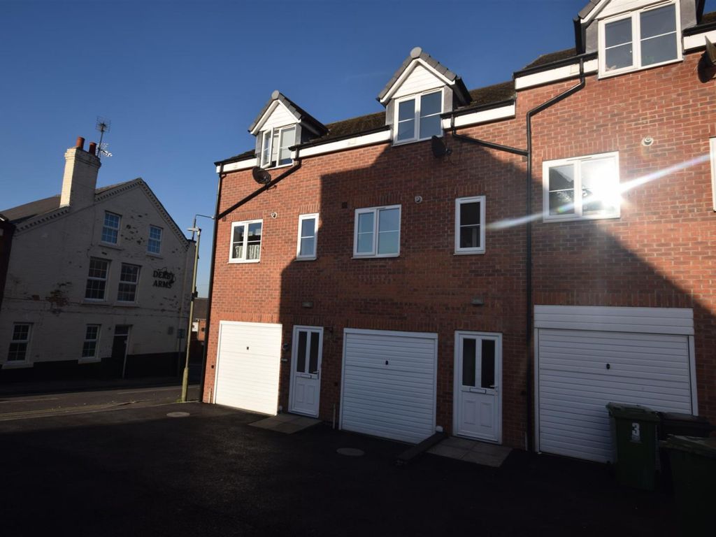 2 bed town house to rent in East Nelson Street, Heanor, Derbyshire DE75