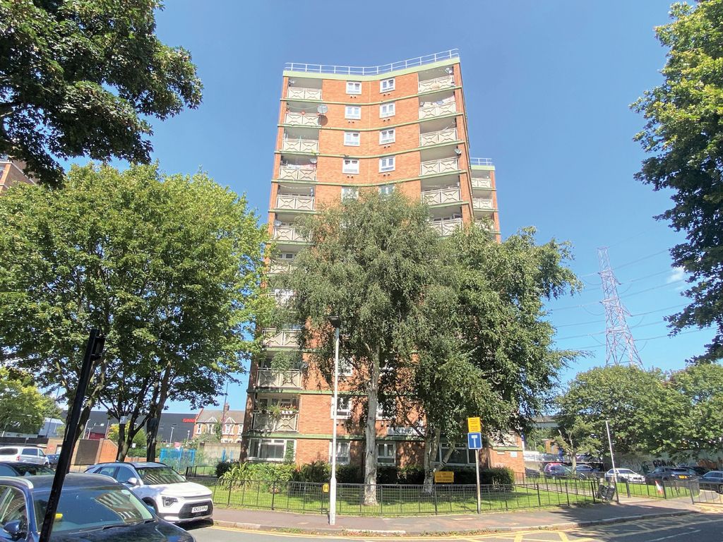 3 bed flat for sale in Grantham Road, London E12, £160,000 Zoopla