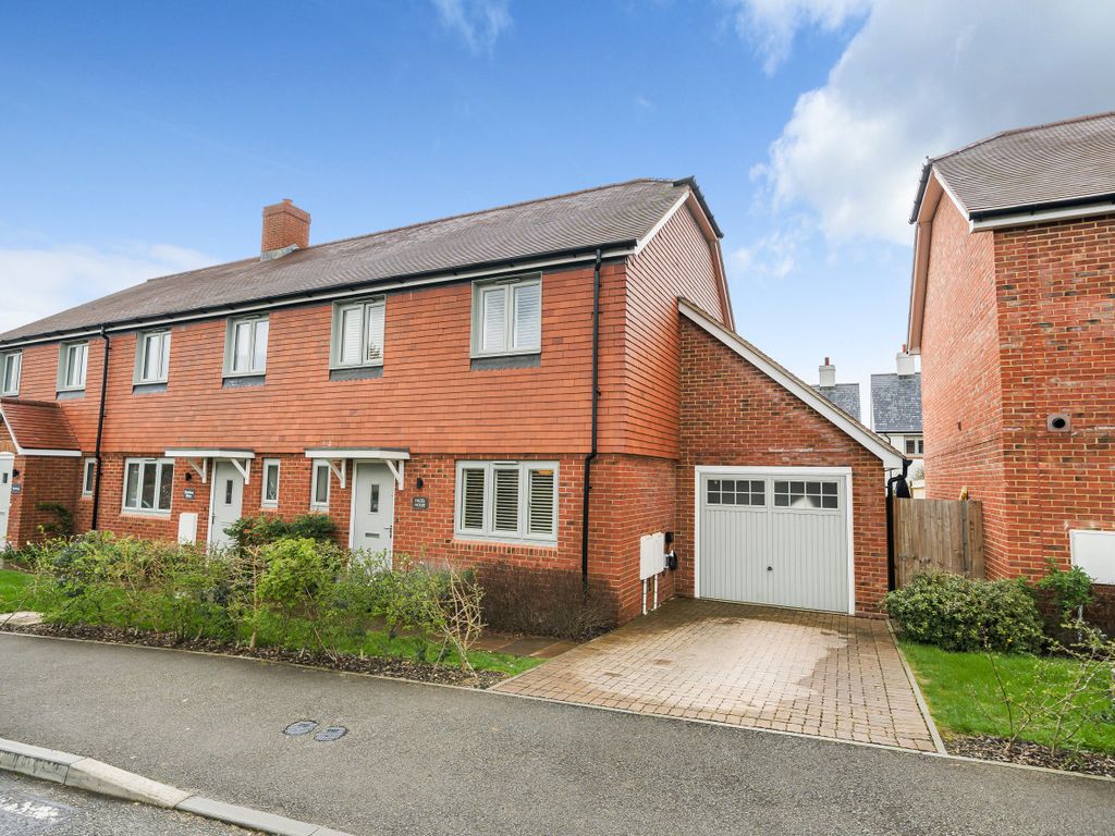 3 bed end terrace house for sale in Ramsdean Road, Stroud, Petersfield