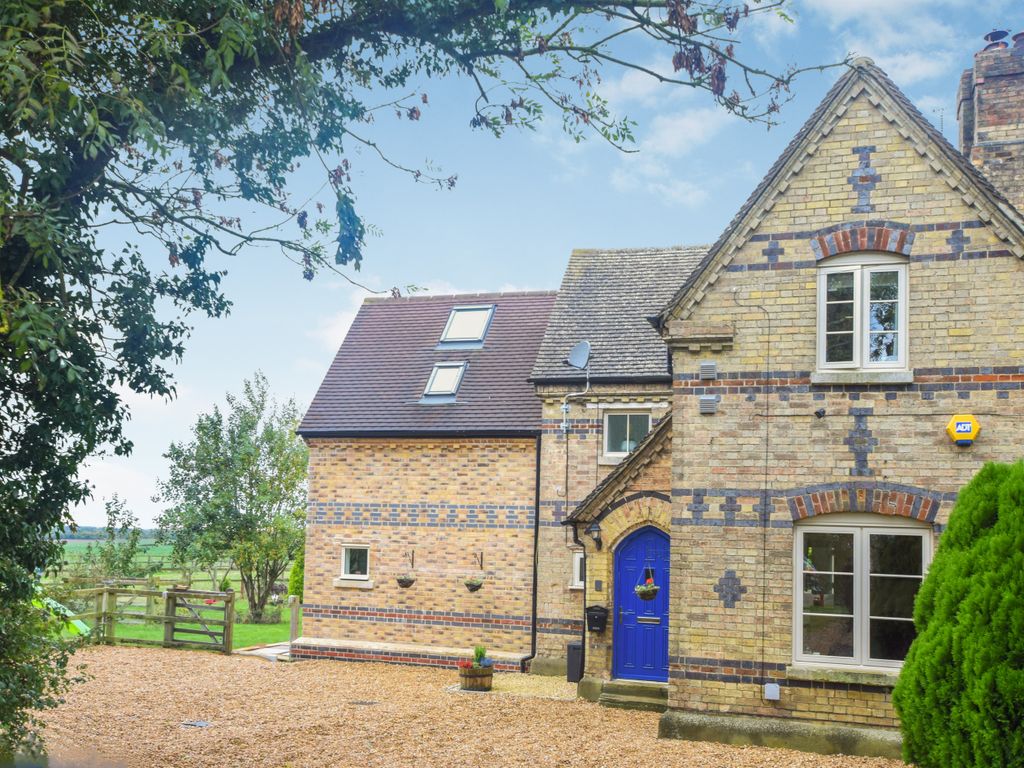 3 bed semidetached house for sale in Hartford Hill, Wyton, Huntingdon