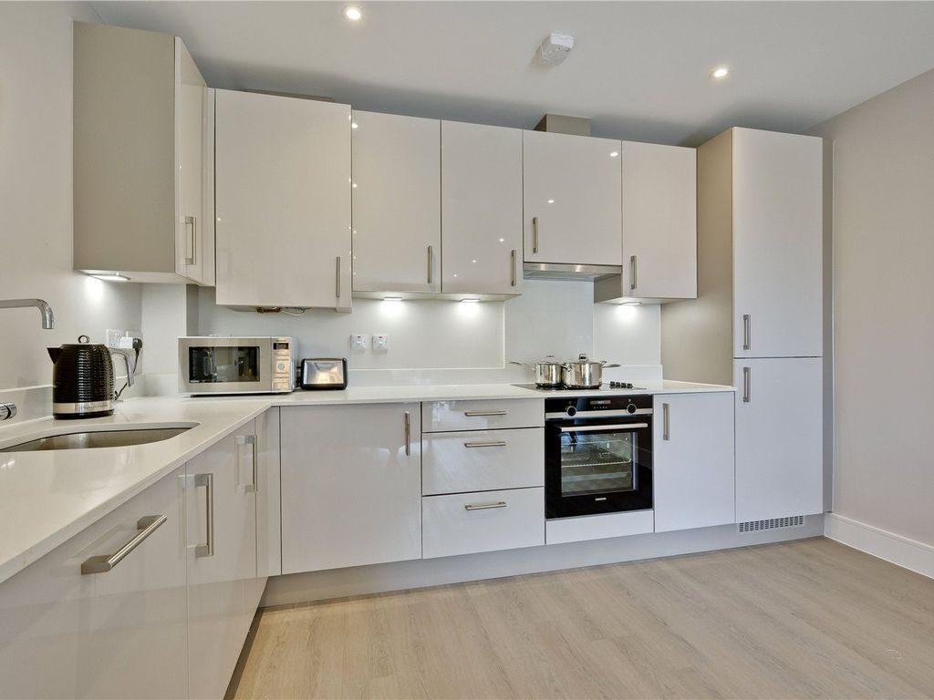 2 bed flat to rent in Pavilion Place, East Molesey, Surrey KT8 Zoopla
