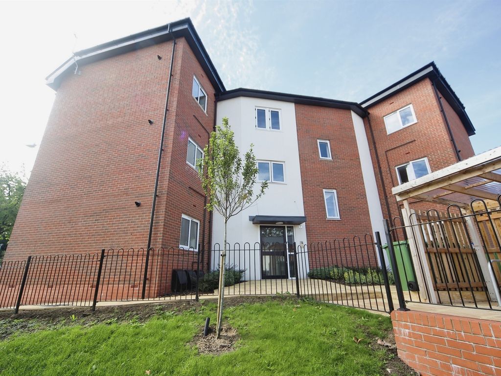 2 bed flat for sale in Evesham Street, Redditch B97, £150,000 Zoopla