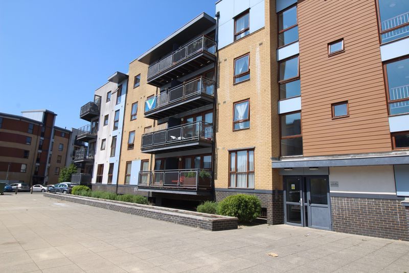 2 bed flat to rent in Commonwealth Drive, Crawley RH10 Zoopla
