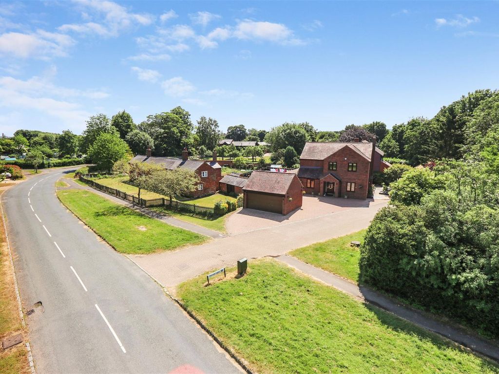 4 bed detached house for sale in Parrock Lane, Milton Keynes Village