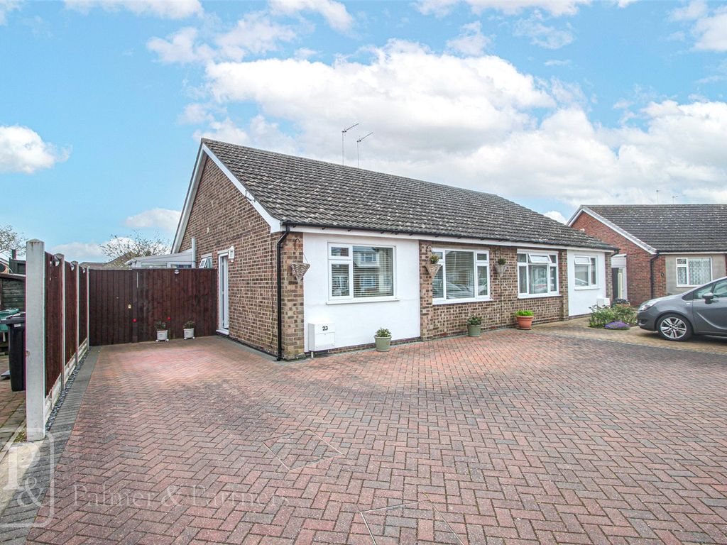 2 bed bungalow for sale in Heather Close, ClactonOnSea, Essex CO15, £