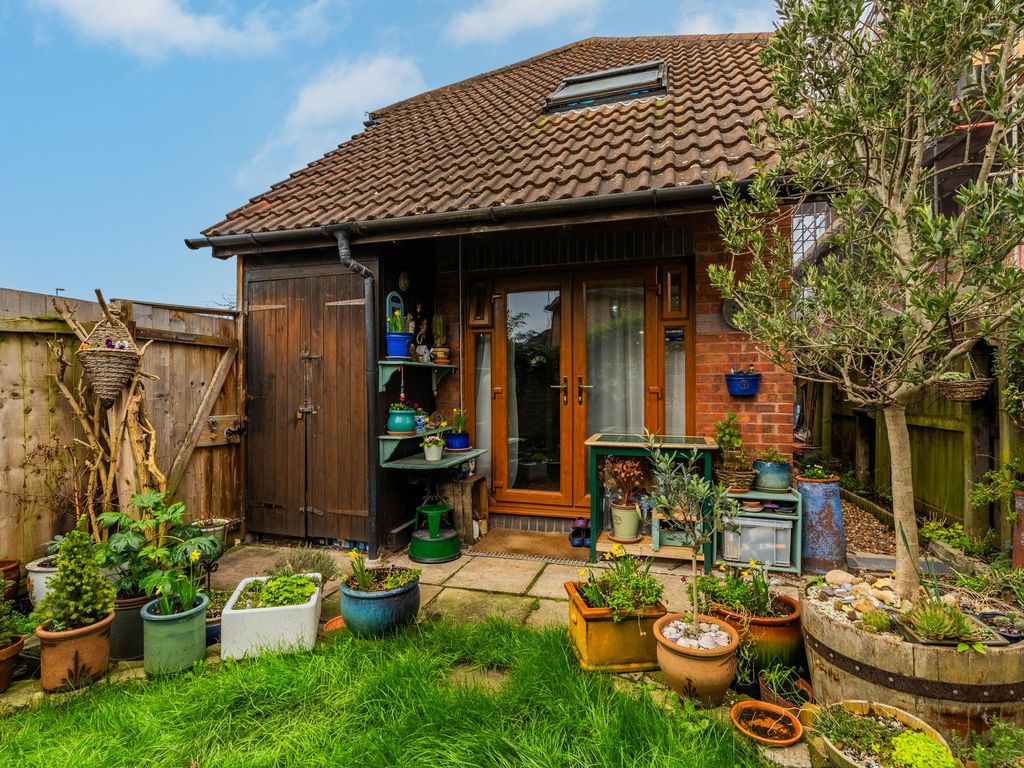 1 bed end terrace house for sale in Callander Close, Cambridge CB4, £