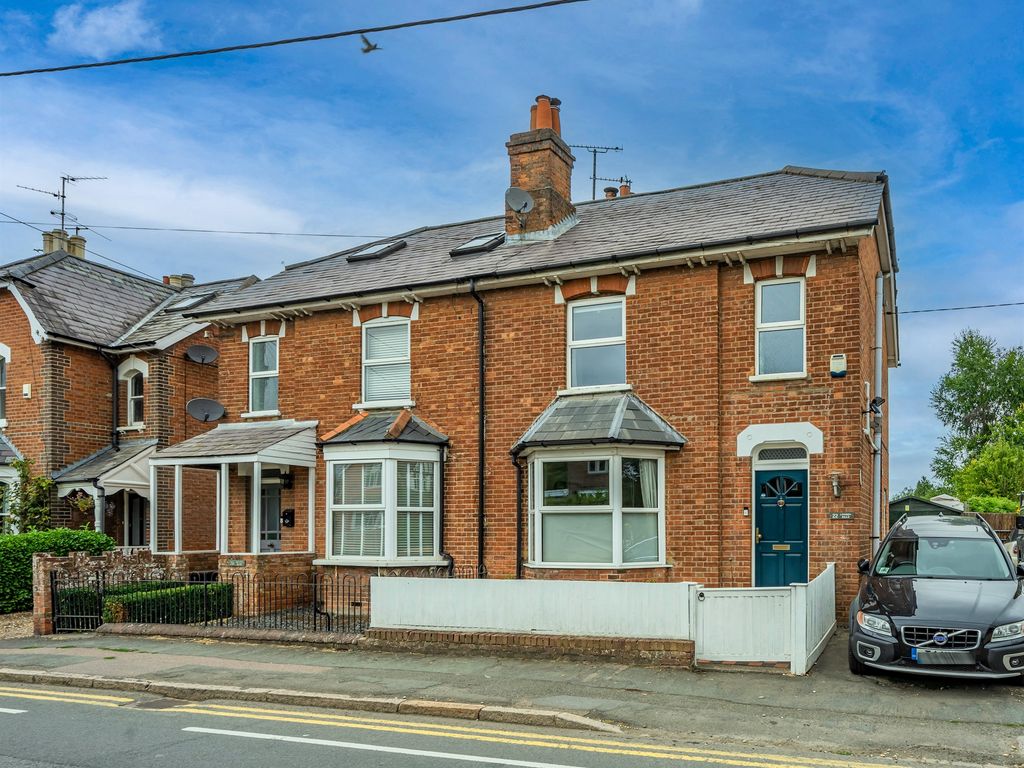 4 bed semidetached house for sale in London Road, Aston Clinton