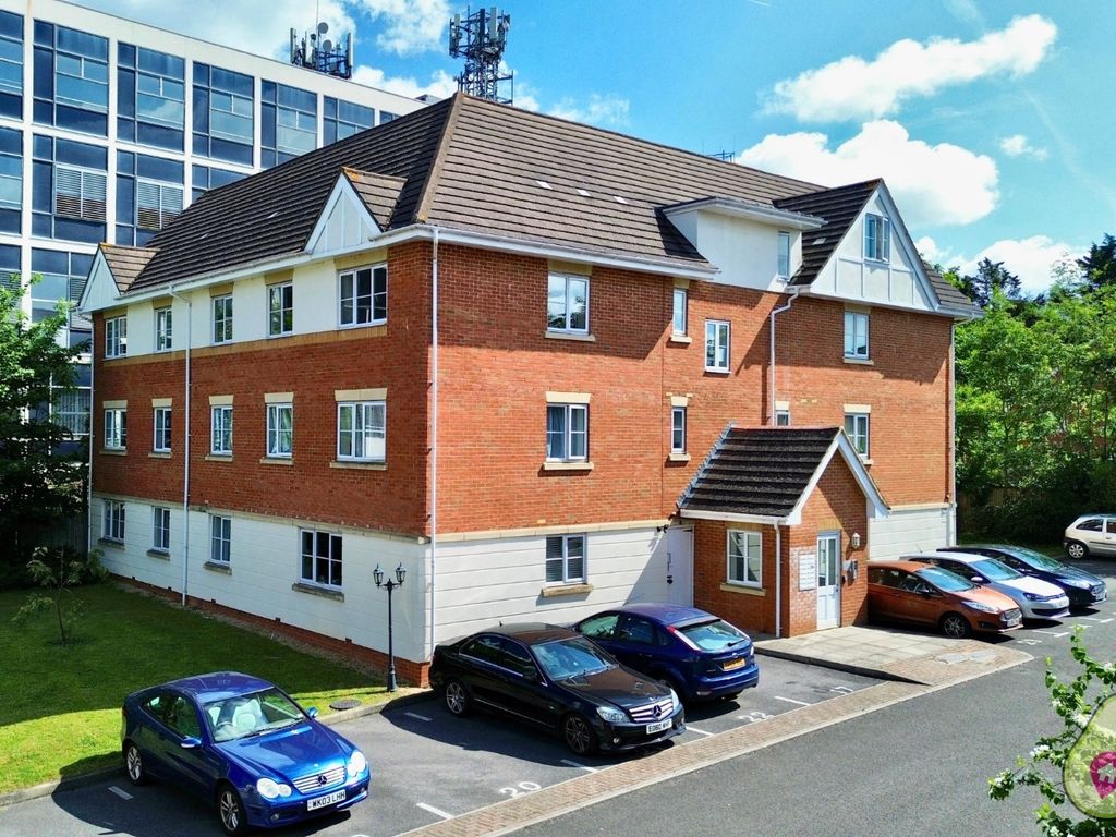 2 bed flat for sale in Basingstoke Road, Reading, Berkshire RG2, £