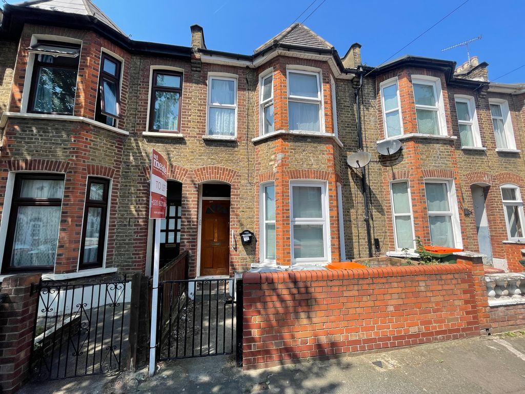 1 bed flat to rent in Caistor Park Road, London E15, £1,400 pcm Zoopla