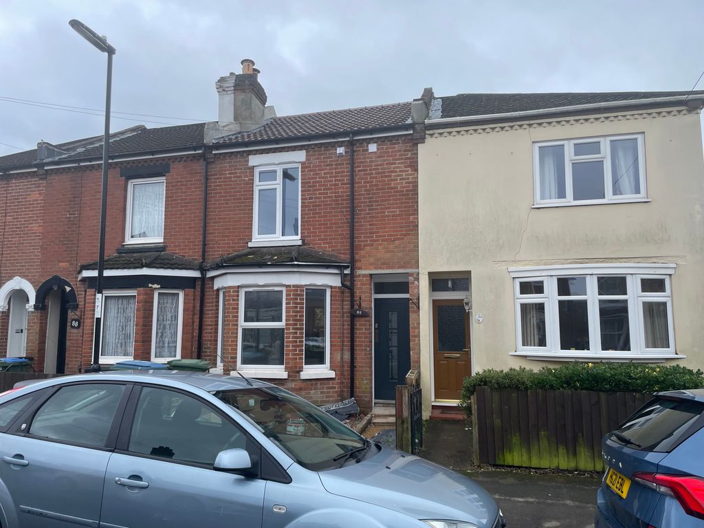 3 bed terraced house to rent in Kingsley Road, Southampton SO15, £1,600