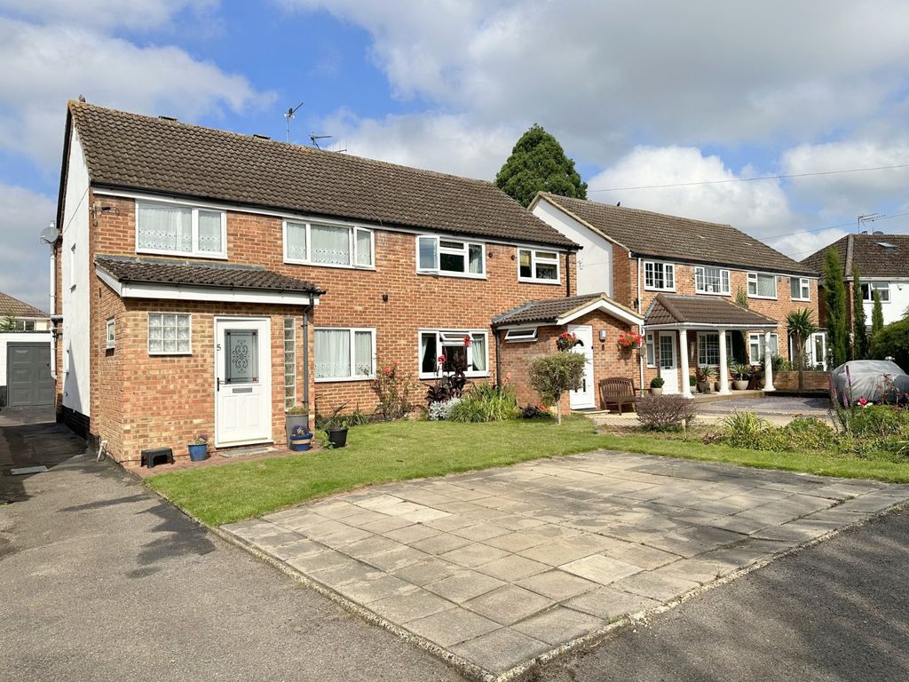 3 bed semidetached house for sale in Meadow Close, Old Windsor