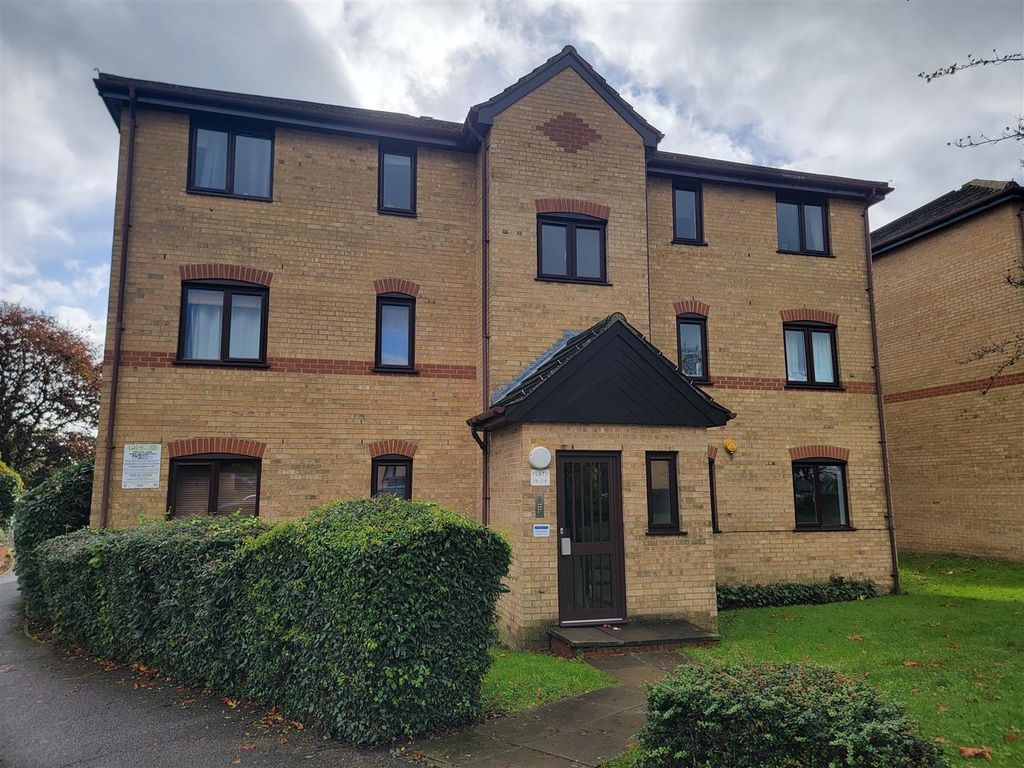 2 bed flat to rent in Woodfield Close, Enfield EN1, £1,650 pcm Zoopla