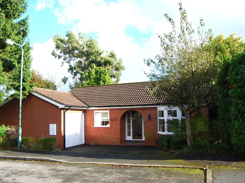 2 bed bungalow to rent in Poplar Drive, Barnt Green, Birmingham B45, £
