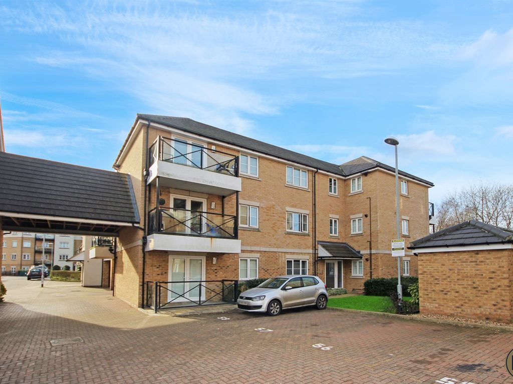 2 bed flat for sale in Blenheim Square, North Weald, Essex CM16, £