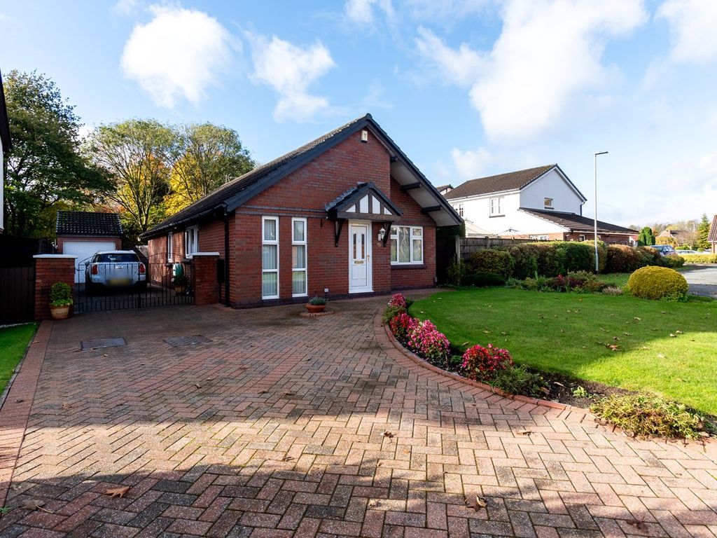 3 bed detached bungalow for sale in Sandicroft Close, Birchwood