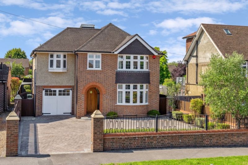 4 bed detached house for sale in Tring Road, Aylesbury HP20, £895,000