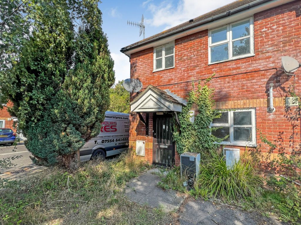 3 bed end terrace house for sale in Breech Close, Portsmouth PO3, £