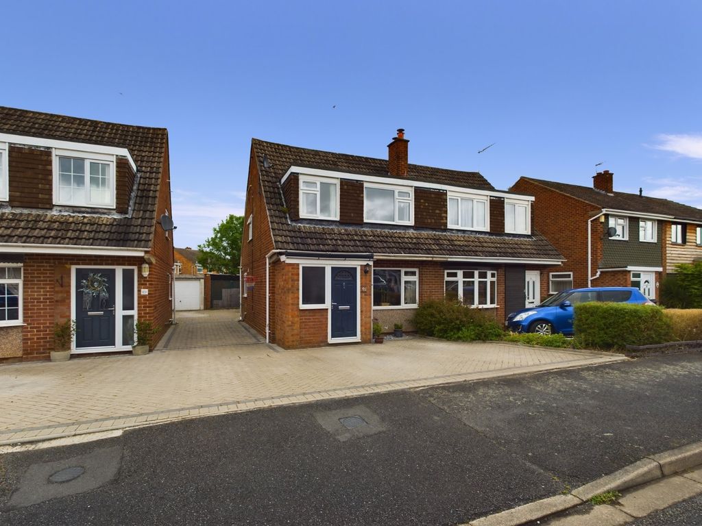 3 bed semidetached house for sale in Monarch Drive, Worcester