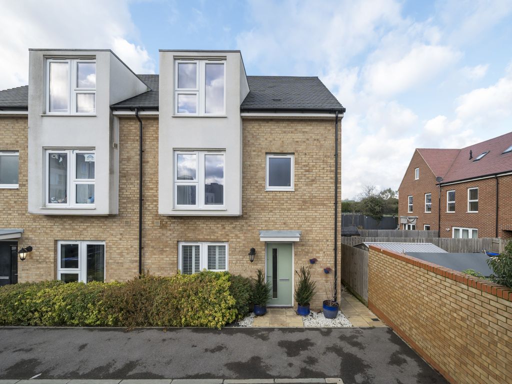 4 bed semidetached house for sale in Hawker Drive, Addlestone KT15 Zoopla