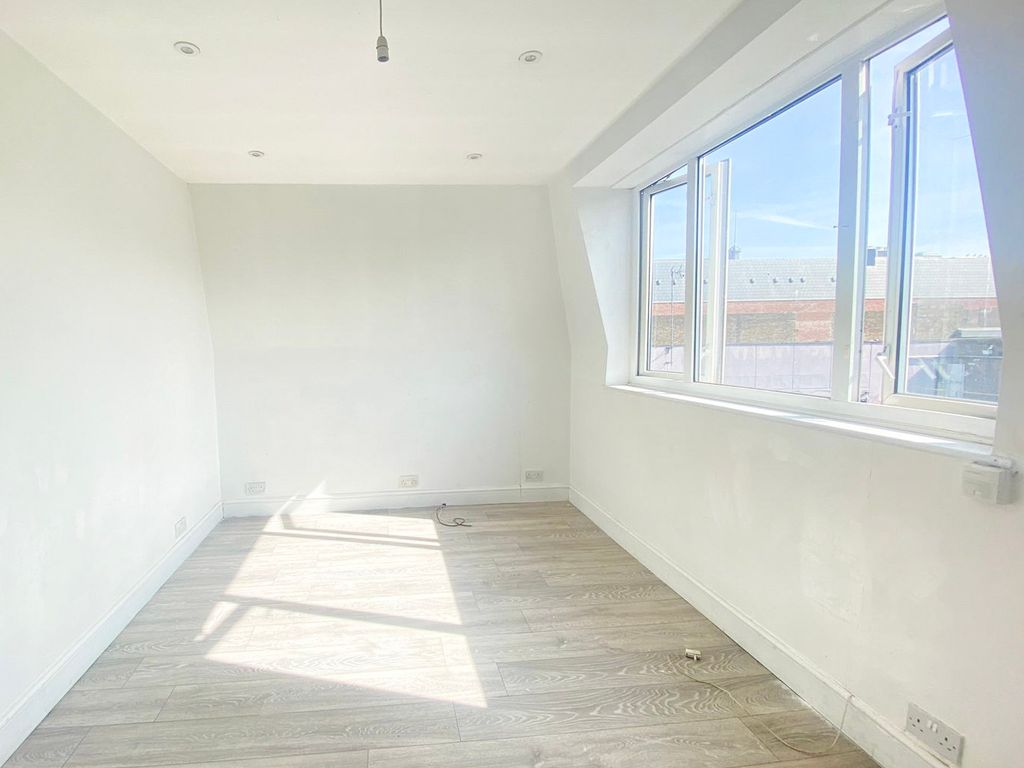 1 bed flat to rent in Chandlers Way, Romford RM1 Zoopla