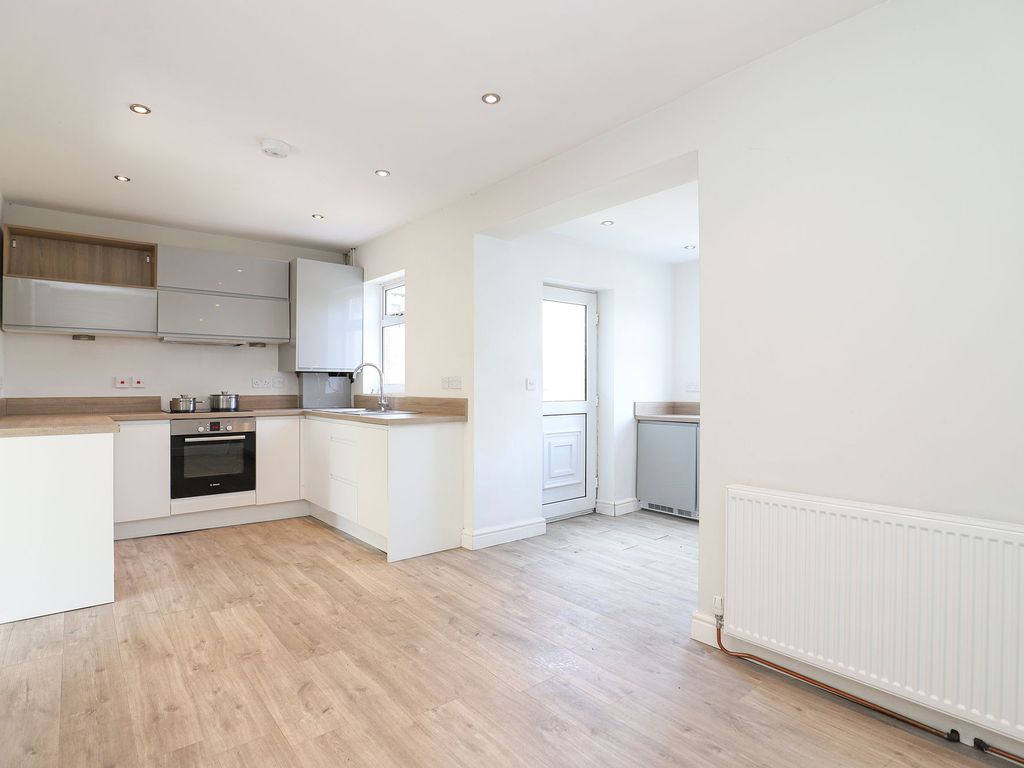 3 bed semidetached house to rent in Barker Lane, Chesterfield S40, £