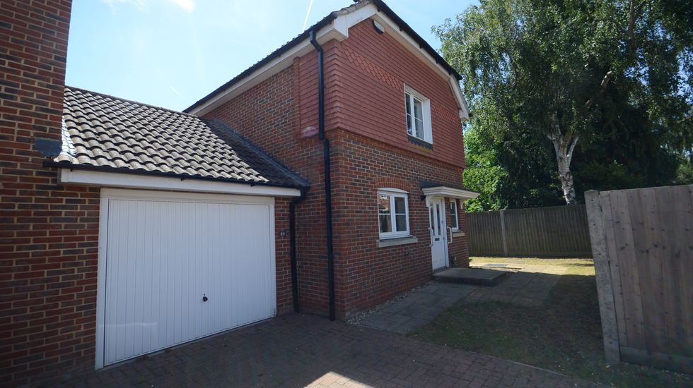 3 bed semidetached house to rent in Maytree Walk, Caversham, Reading