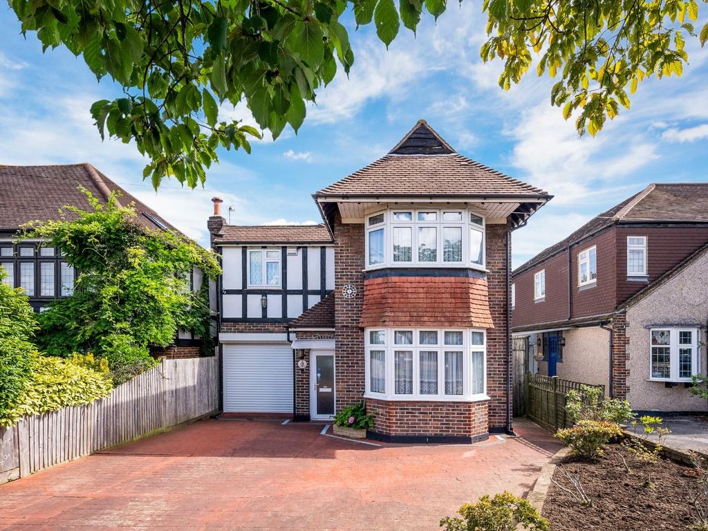 4 bed detached house for sale in Tudor Avenue, Worcester Park KT4, £
