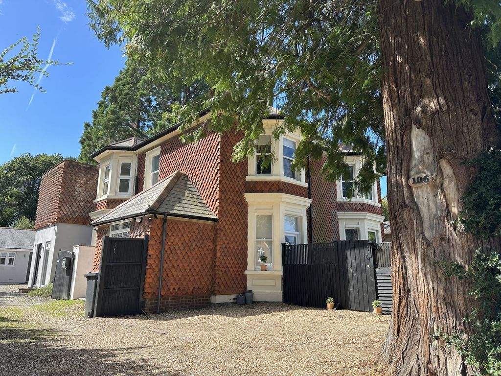 1 bed semidetached house for sale in Aldershot Road, Fleet, Hampshire