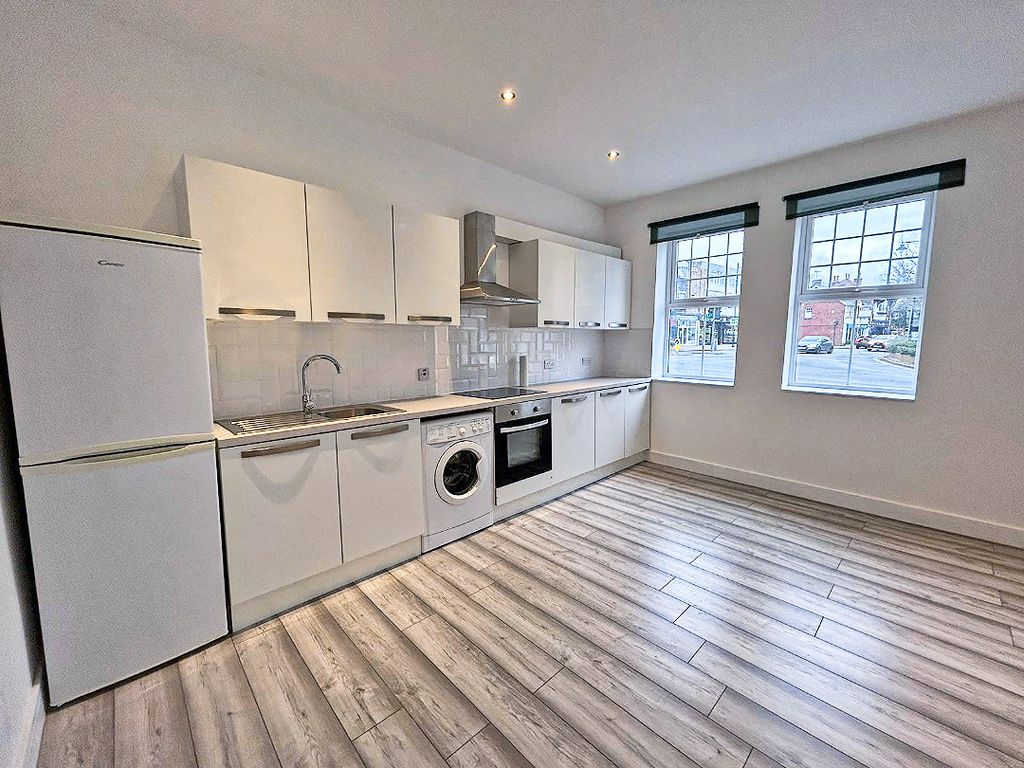 2 bed flat to rent in Reading Road South, Church Crookham, Fleet GU52