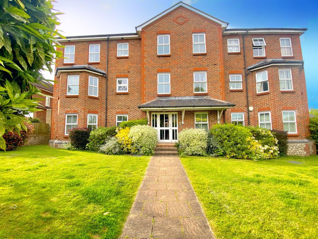 2 bed flat to rent in Buckland Road, Maidstone ME16, £1,300 pcm Zoopla