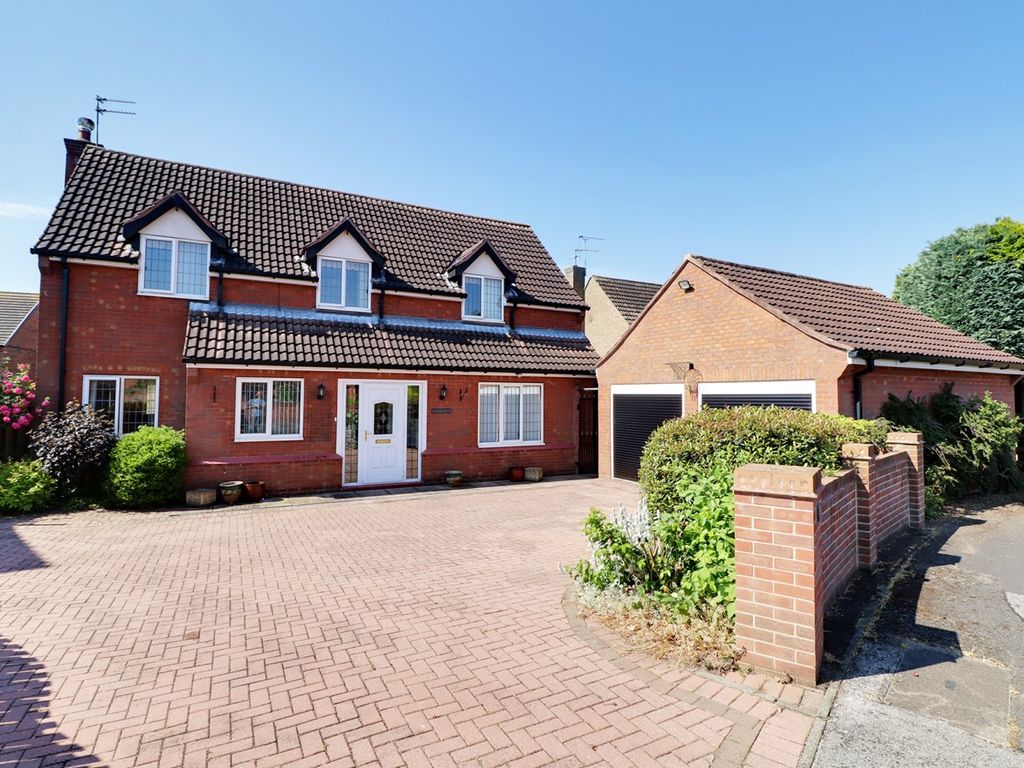 4 bed detached house for sale in Weavers Croft, Westwoodside DN9, £