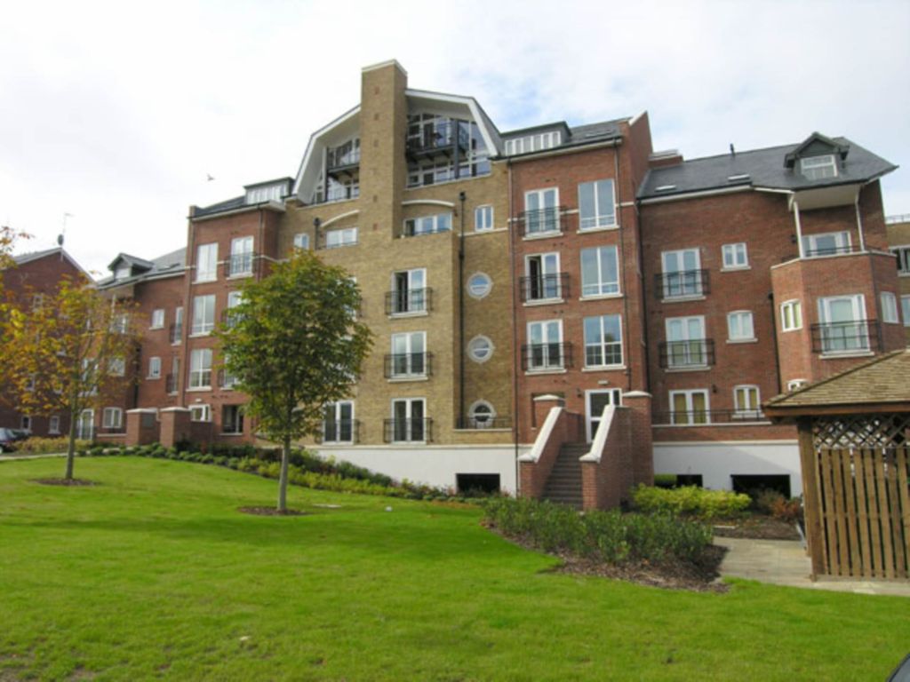 2 bed flat to rent in Aveley House, Reading RG1, £1,450 pcm Zoopla
