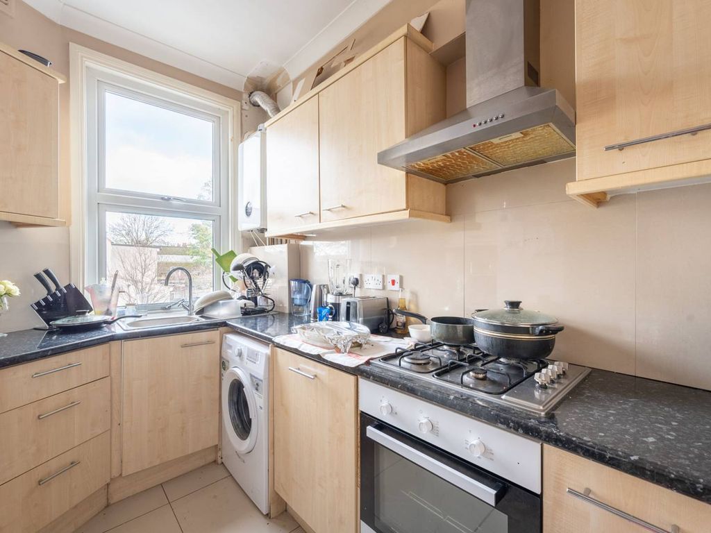 Estreham Road, Streatham Common, London SW16  