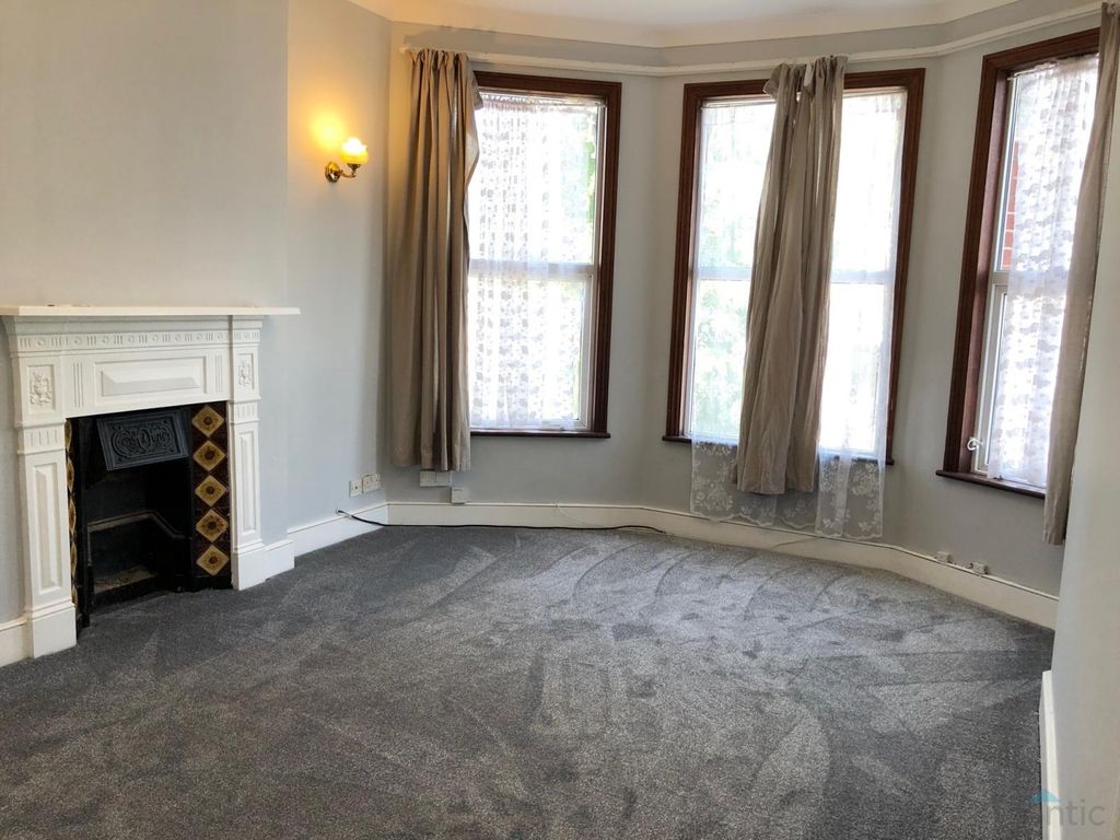 2 bed flat to rent in Palmerstone Crescent, Palmers Green N13 Zoopla