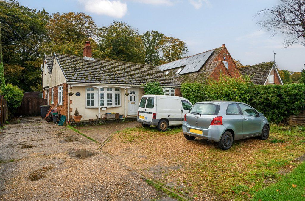 4 bed bungalow for sale in Road, Studley Green, High