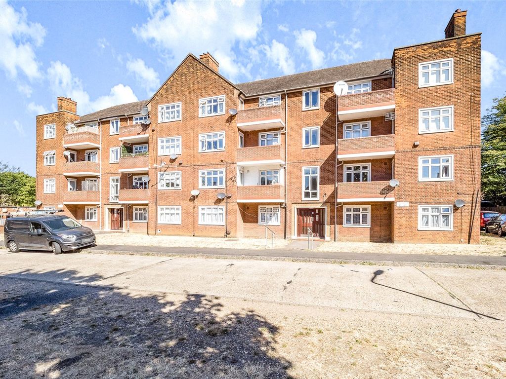 2 bed flat for sale in Althorne Gardens, South Woodford, London E18