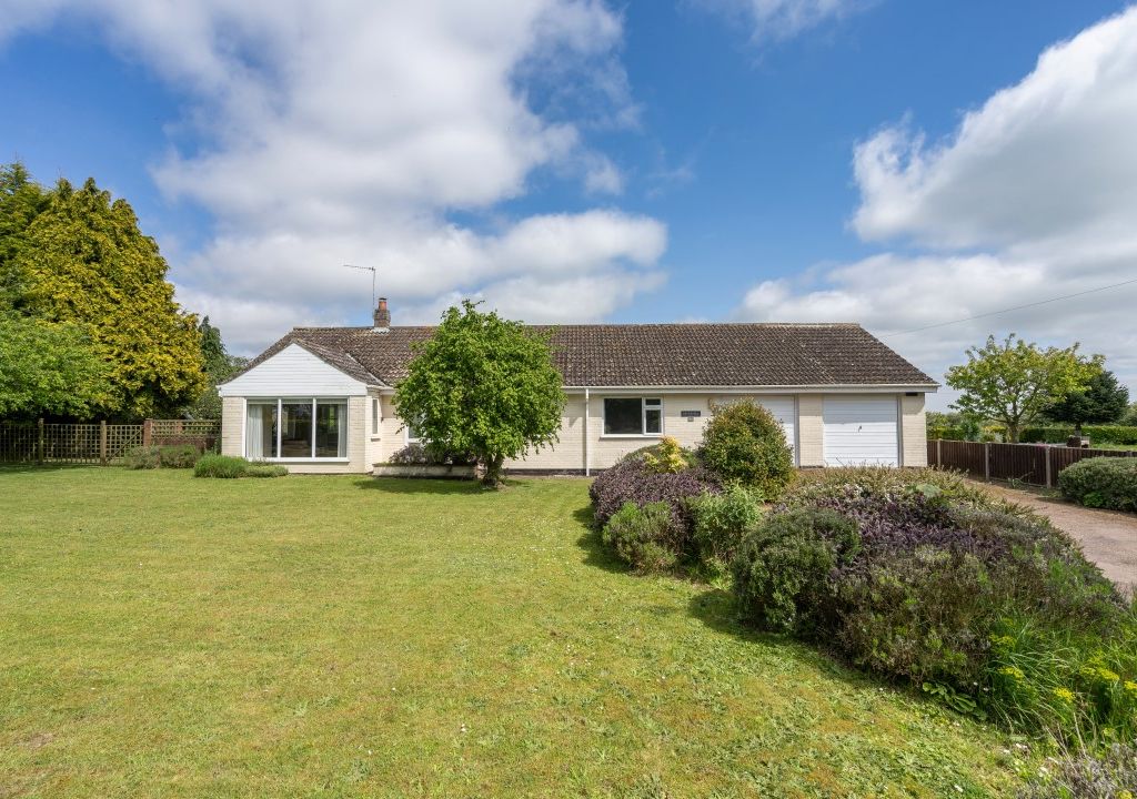 3 bed detached bungalow for sale in Holly Farm Road, Reedham, Norwich