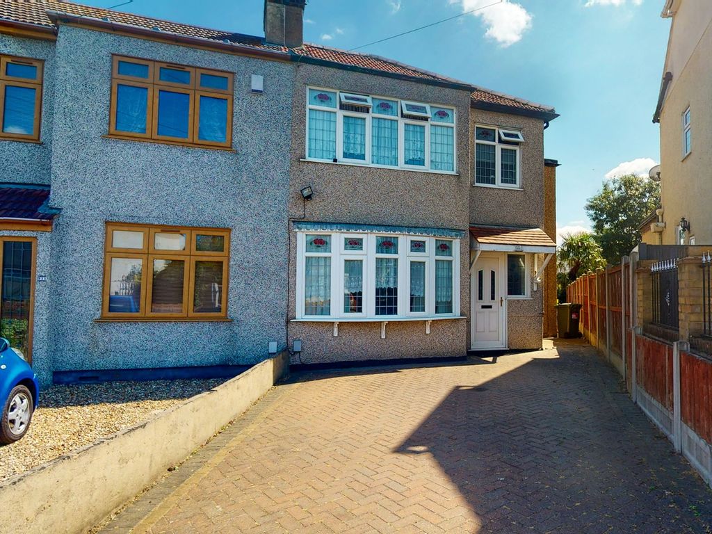 4 bed end terrace house for sale in Gelsthorpe Road, Collier Row