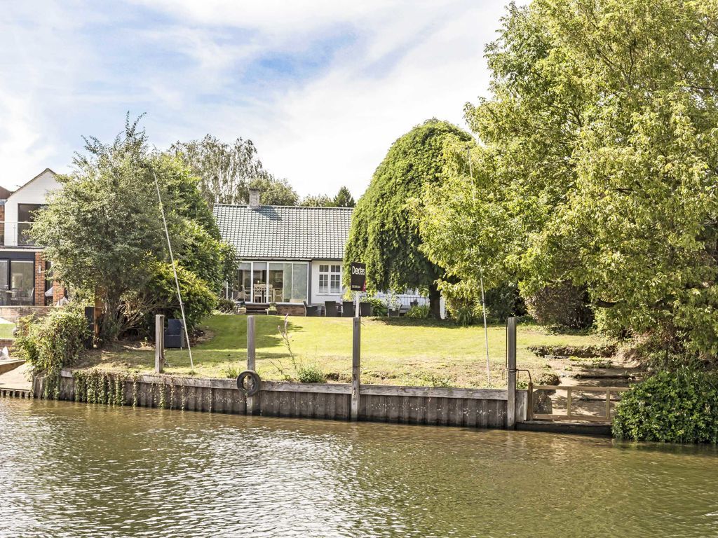 3 bed bungalow to rent in River Bank, Thames Ditton KT7, £4,395 pcm