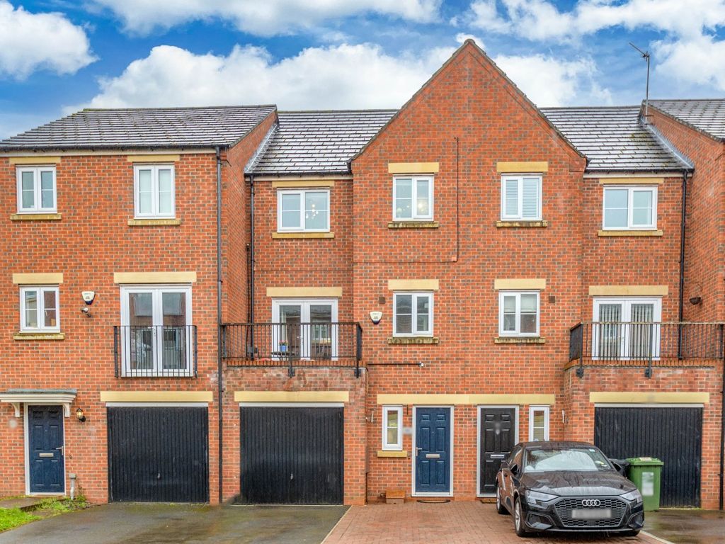 4 bed terraced house for sale in Dixon Close, Enfield, Redditch